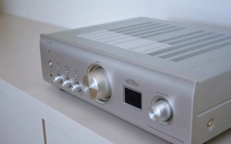 Màu bạc sang trọng của amply Denon PMA - 900HNE