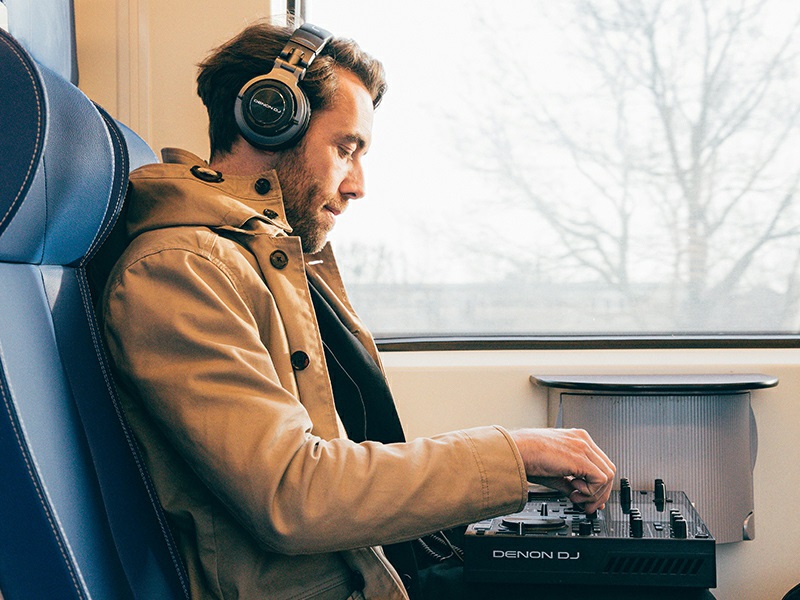 Bàn DJ Denon Prime Go kích thước nhỏ gọn